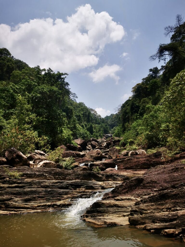 cascade barrage hydro electrique laos